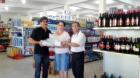 A ganhadora da escova rotativa, Nilce Pedroso, com o proprietário do mercado J. Freitas e Evaniel, do departamento comercial da ACIAR
