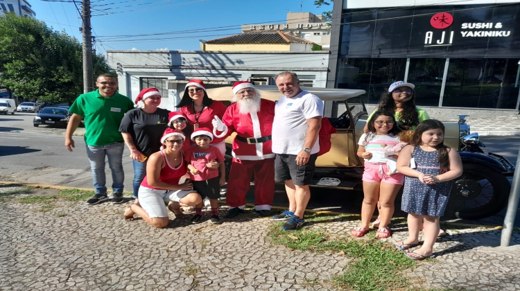 Notícia: Em 10/12, o Papai Noel da ACIAR encantou as ruas de Registro, ele desfilou pelas avenidas do comércio local e ganhou sorrisos e saudações do público